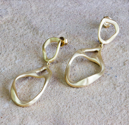 Stunning gold dangle earrings featuring an abstract, organic design with a smooth, matte finish. These elegant statement pieces are perfect for adding a contemporary touch to any outfit. Available with free delivery in Nairobi. #gorgeouseveryday