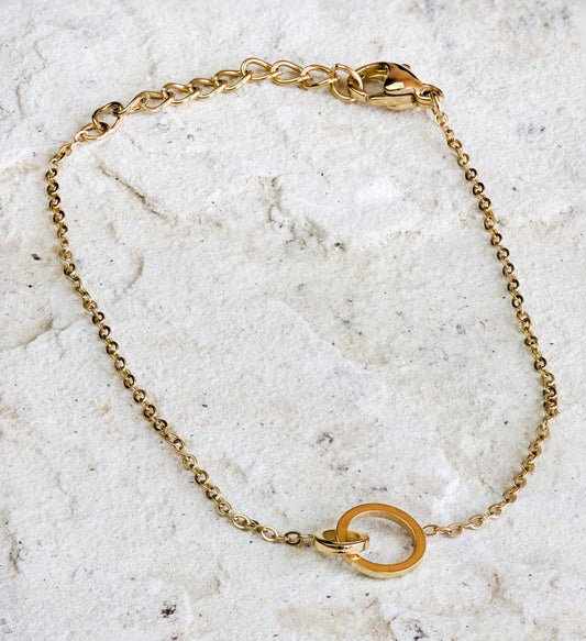 This elegant gold-plated chain bracelet with a minimalist circular charm is an exquisite addition to Dahlia Jewels' collection. Offered with free delivery in Nairobi, this jewellery piece is a testament to understated luxury.