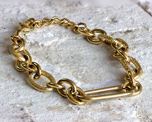 A bold statement piece from Dahlia Jewels, this gold-tone bracelet features textured links and a sleek bar closure. Ideal for those who love their jewelry to stand out. Comes with free delivery in Nairobi.