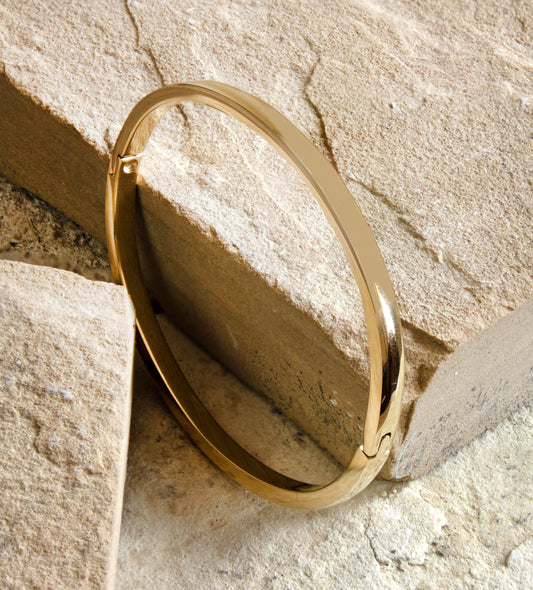 Simplicity meets elegance in this polished gold-plated bangle from Dahlia Jewels, perfect for adding a touch of glamour to any ensemble. Enjoy the convenience of free jewelry delivery in Nairobi.